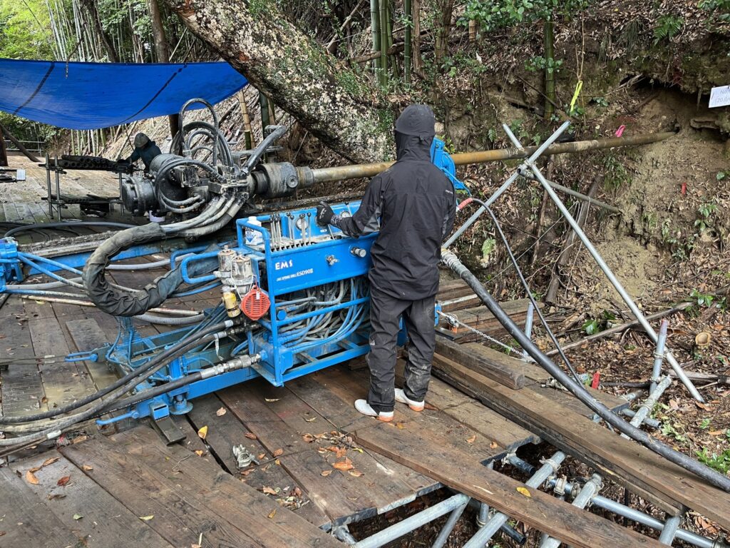 排水ボーリング工の施工現場